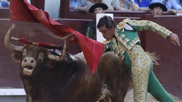 El diestro Eduardo Dávila Miura durante el trigésimo segundo y último festejo de la Feria de San Isidro