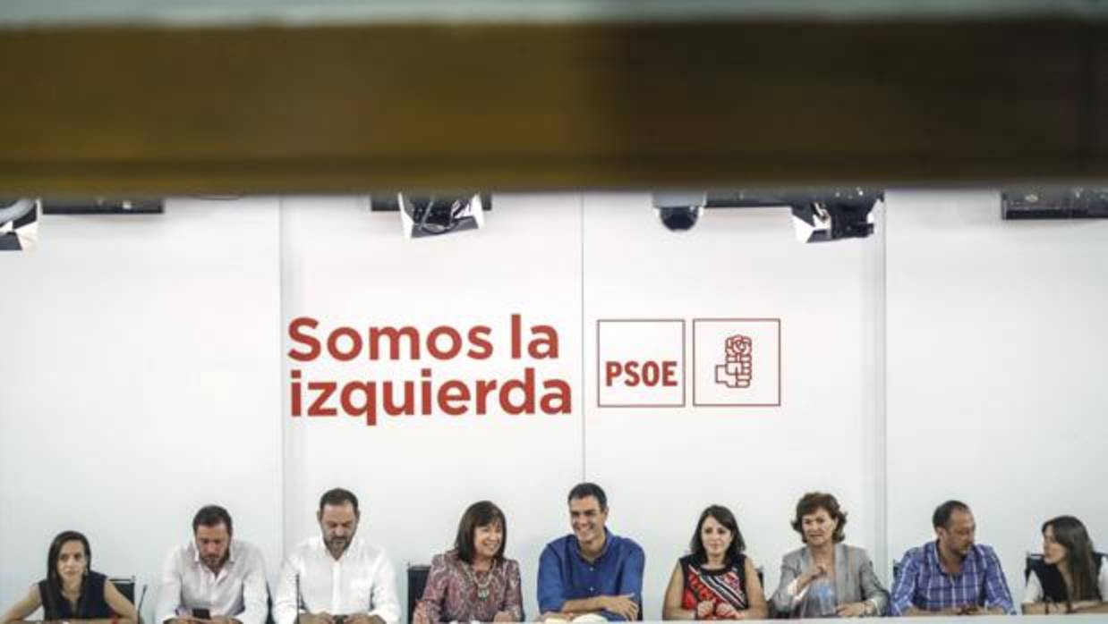 El secretario general del PSOE, Pedro Sánchez, con su nueva Ejecutiva