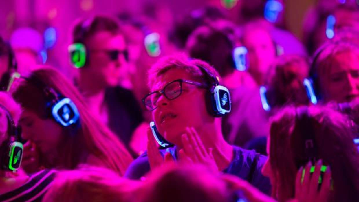 Jóvenes escuchan la música con auriculares en una zona disco silenciosa en el festival Open'er de Polonia