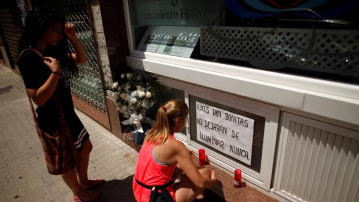 Amigos y familiares de los tres rondeños fallecidos depositan velas en el centro de yoga de una de las víctimas