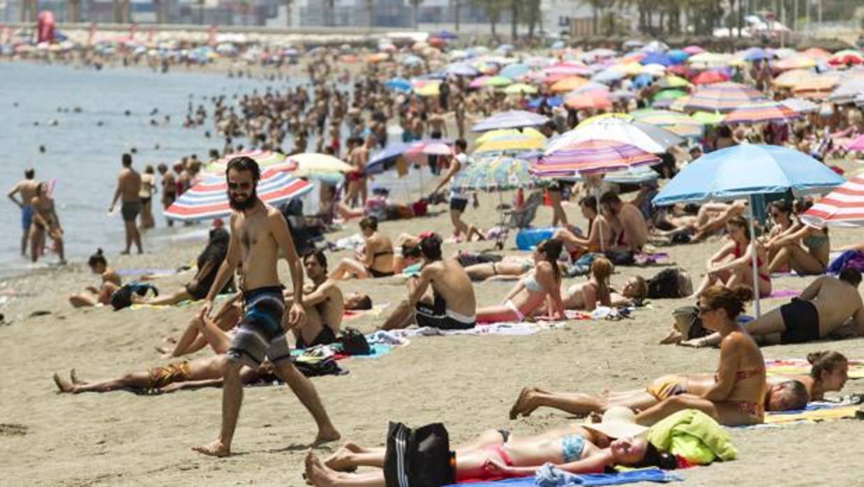 Bañistas en una playa de Málaga