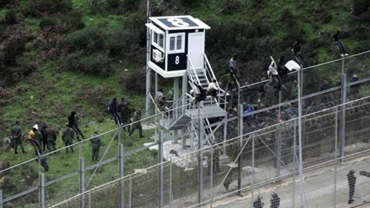 Los policías están desbordados por los saltos masivos a la valla de Ceuta