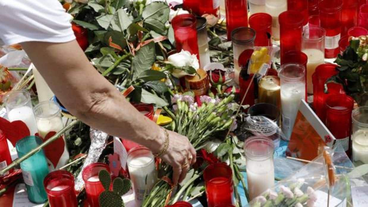 Turistas y barceloneses continúan homenajeando con ofrendas a las víctimas de los atentados