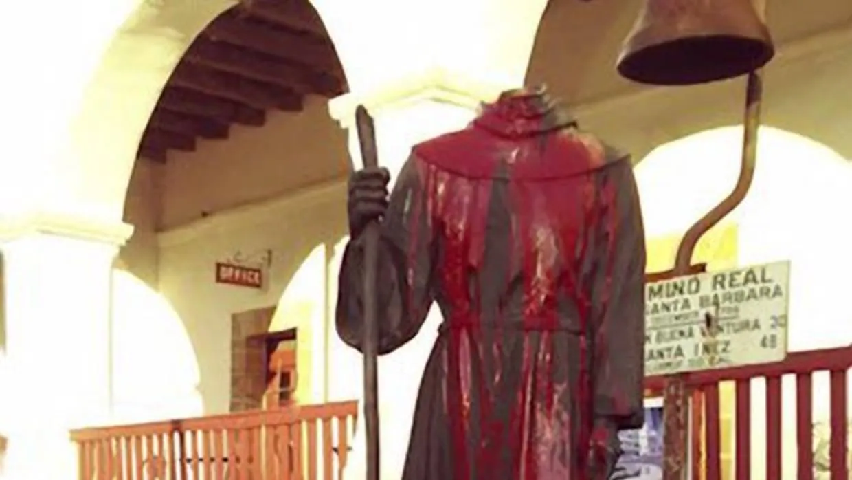 La estatua de fray Junípero Serra de la ciudad californiana de Santa Bárbara, decapitada y pintada de rojo.