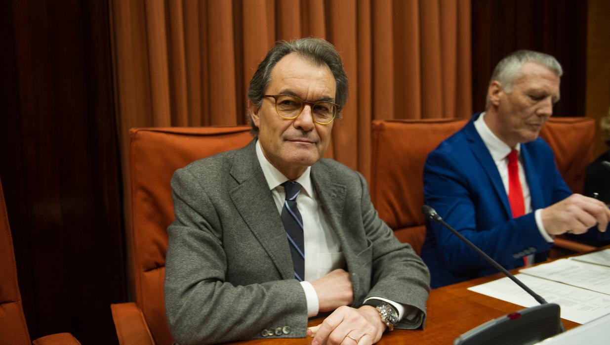 El expresidente de la Generalitat Artur Mas durante su comparecencia ante la Comisión de Asuntos Institucionales del Parlament