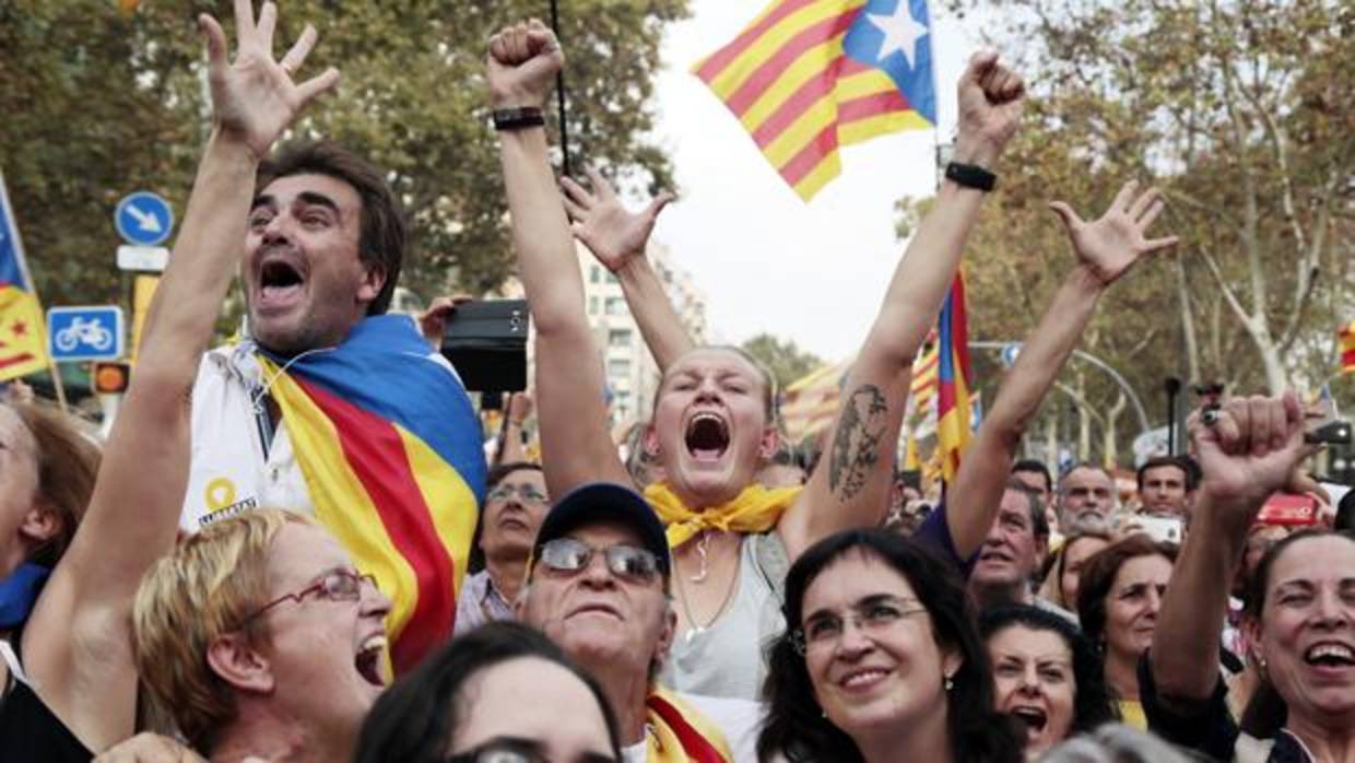 ndependentistas concentrados alrededor del Parlament de Cataluña