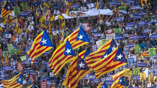 Banderas alzadas durante la manifestación de Barcelona