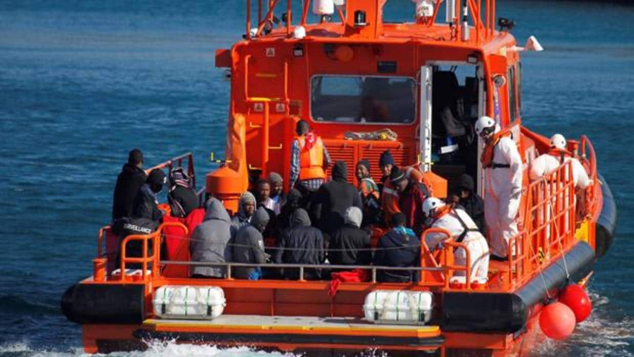 Salvamento Marítimo rescató este sábado en el Estrecho de Gibraltar a 40 inmigrantes cuando intentaban alcanzar las costas españolas a bordo de dos pateras