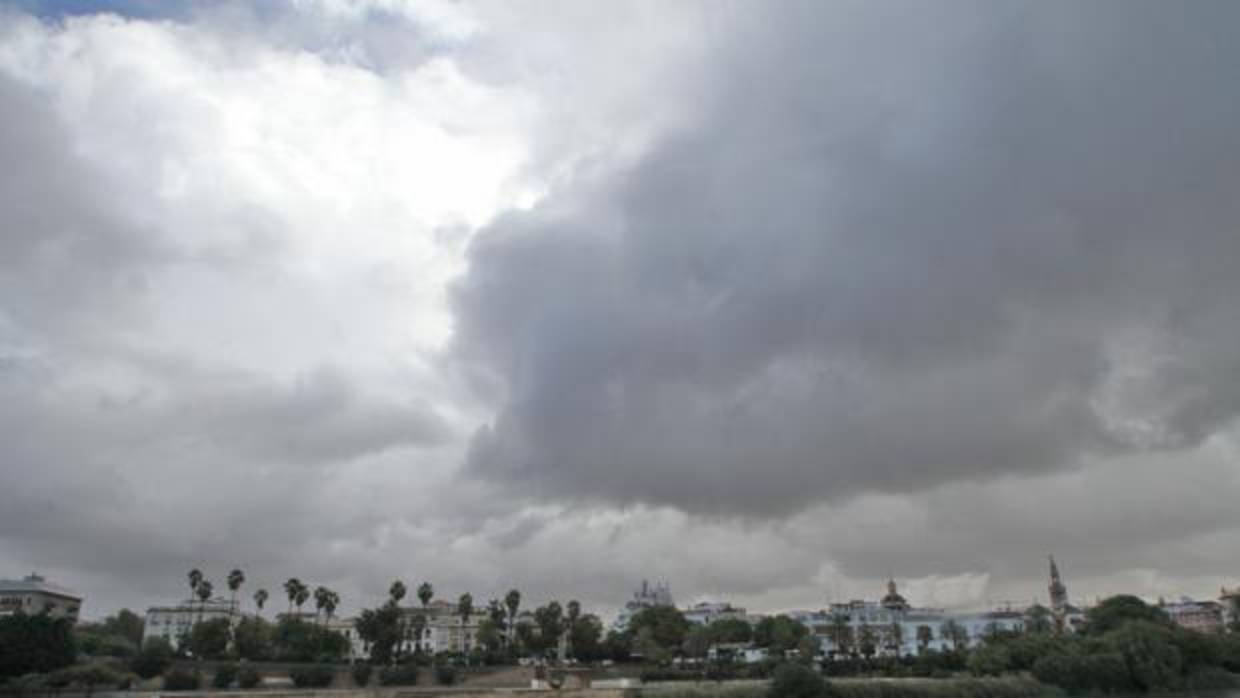 Los sevillanos esperan que lleguen las nubes y la ansiada lluvia