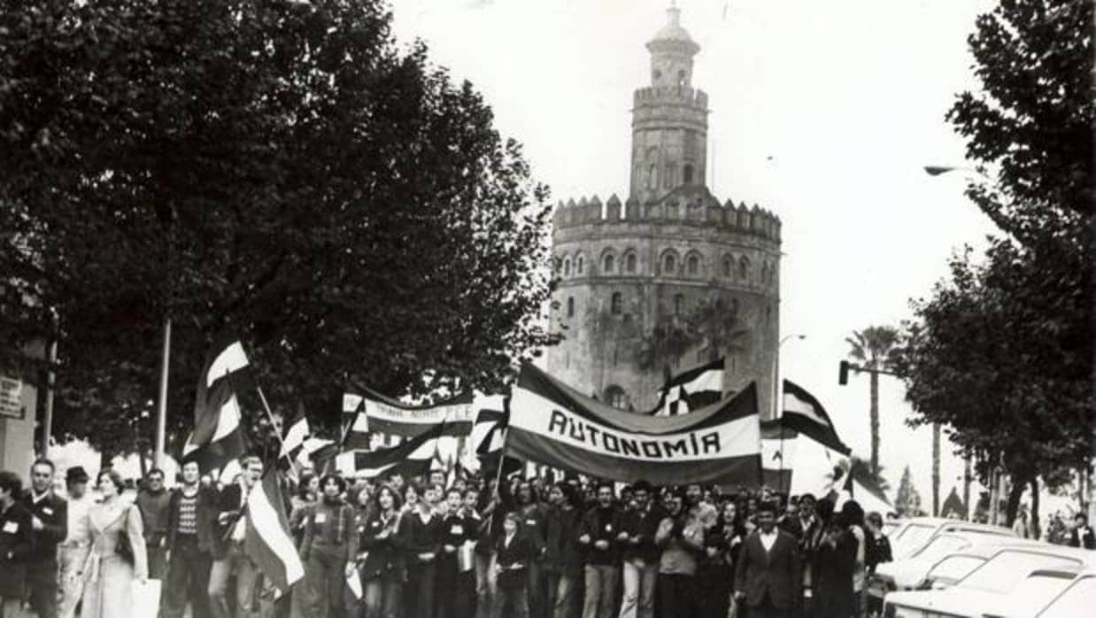 Los andaluces salieron el 4 de diciembre de 1977 con la bandera blanca y verde para pedir la autonomía