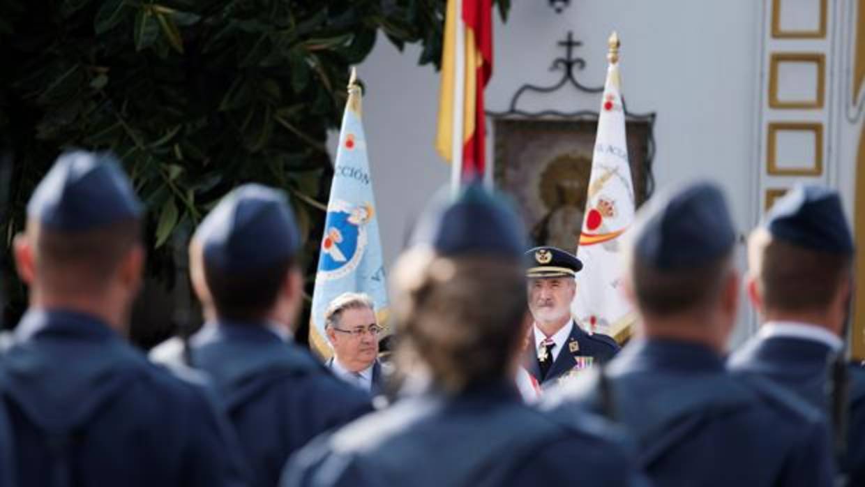 El ministro del Interior, Juan Ignacio Zoido, junto al general Pablo J. Castillo, durante los actos del día de Nuestra Señora de Loreto, Patrona del Ejército del Aire, en el Acuartelamiento Aéreo de Tablada, en Sevilla