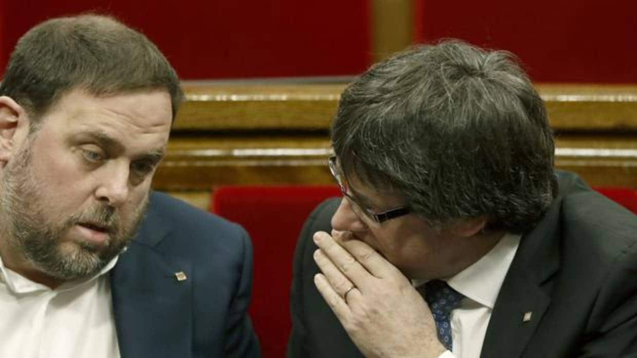 Oriol Junqueras y Carles Puigdemont, durante una sesión de control al gobierno catalán el pasado mes de febrero