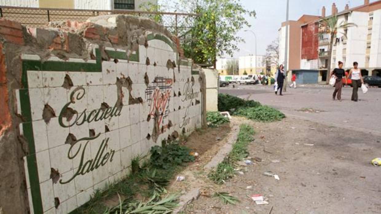 La basura es frecuente en las calles de las Tres Mil Viviendas