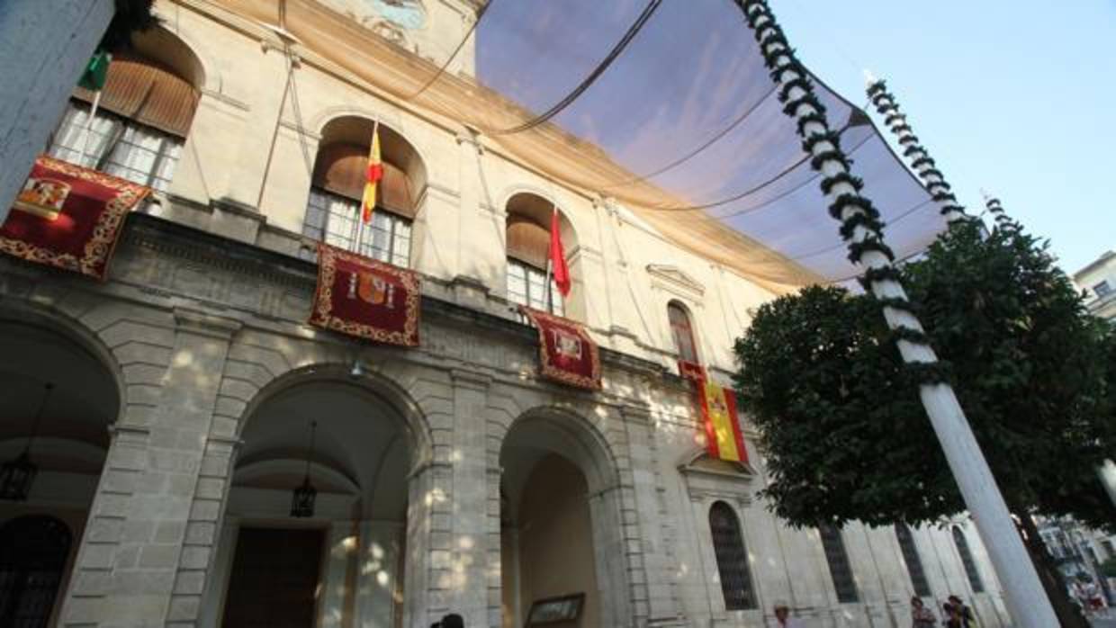 El Ayuntamiento, con la bandera de la ciudad