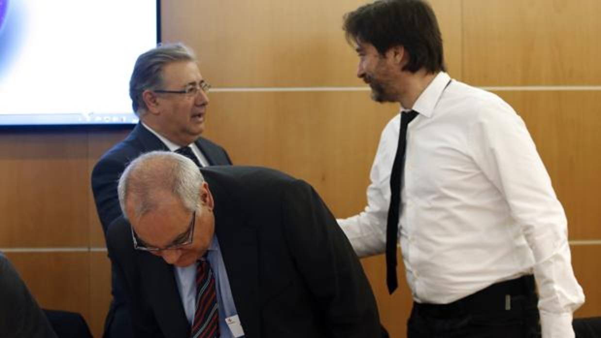 El ministro del Interior, Juan Ignacio Zoido, saluda al diputado de Unidos Podemos Rafael Mayora