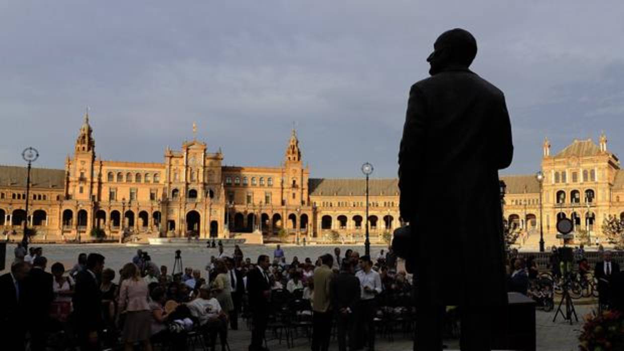 Imagen de un concierto homenaje a Aníbal González en la famosa Plaza de España de Sevilla