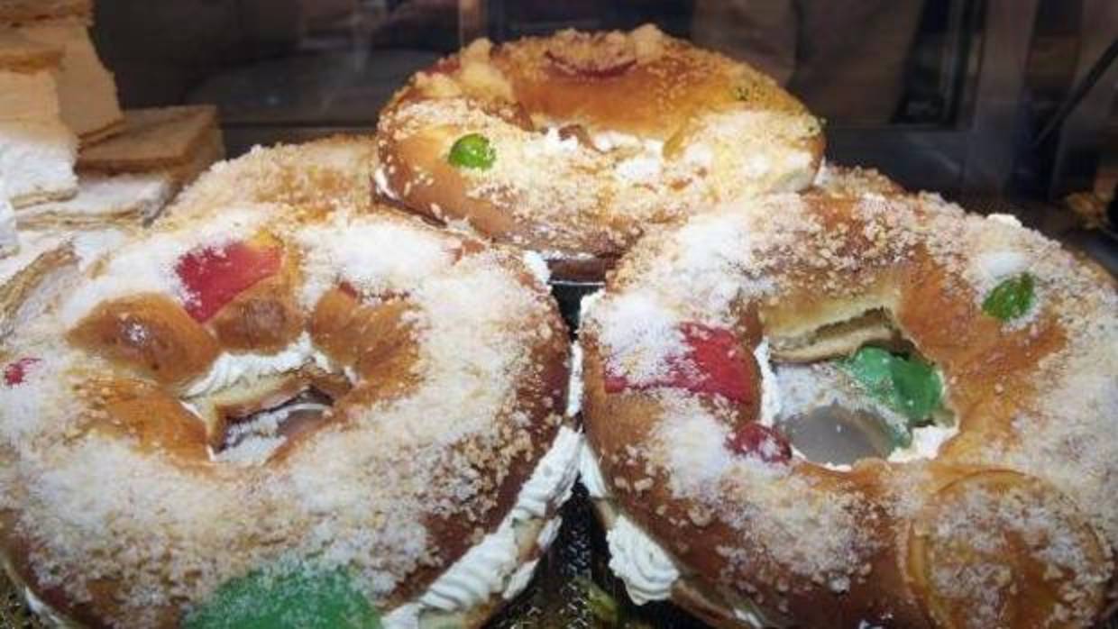 Entre las tradiciones del mes de diciembre está la elaboración de dulces típicos, como el roscón de Reyes