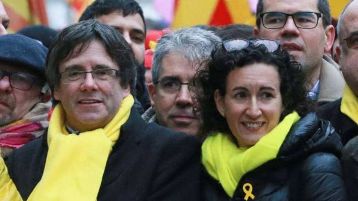 El expresidente de la Generalitat Carles Puigdemont (C), junto a Homs y Rovira