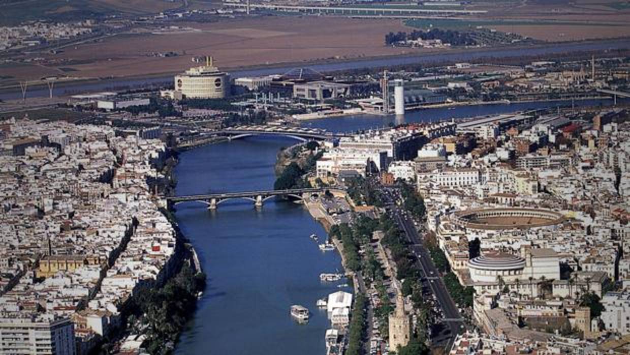 Vista áerea del río Guadalquivir a su paso por Sevilla