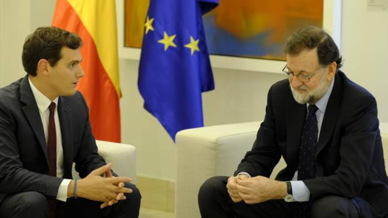 Reunión mantenida entre el presidente del Gobierno, Mariano Rajoy, y el líder de Ciudadanos, Albert Rivera, el pasado octubre
