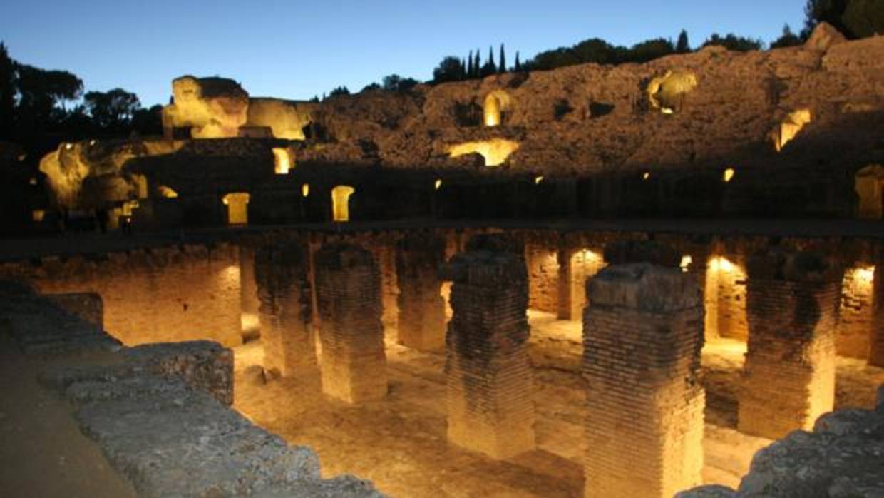 Iluminación nocturna del anfiteatro de Itálica