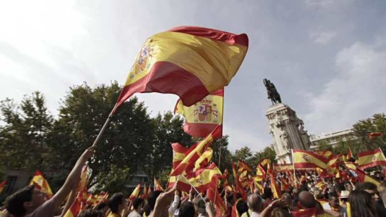 Banderas de España ondeando en la Plaza Nueva