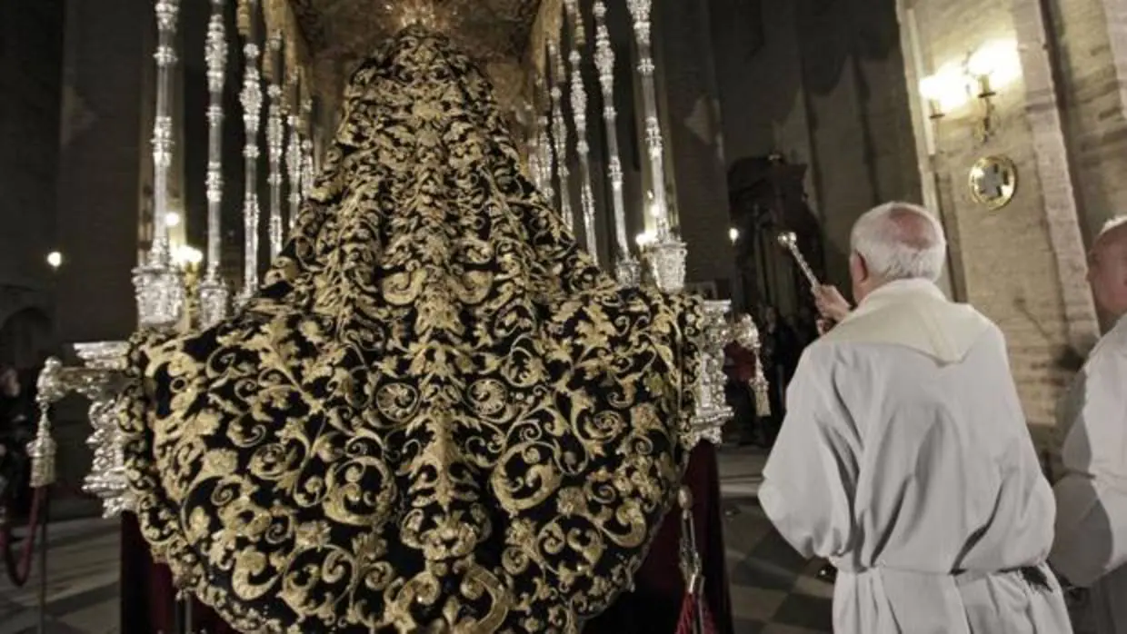 Detalle del manto de una de las Vírgenes que procesiona en la Semana Santa de Sevilla