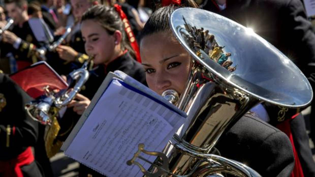 Una joven de la banda de música Rosario y Victoria de la hermandad de la Estrella