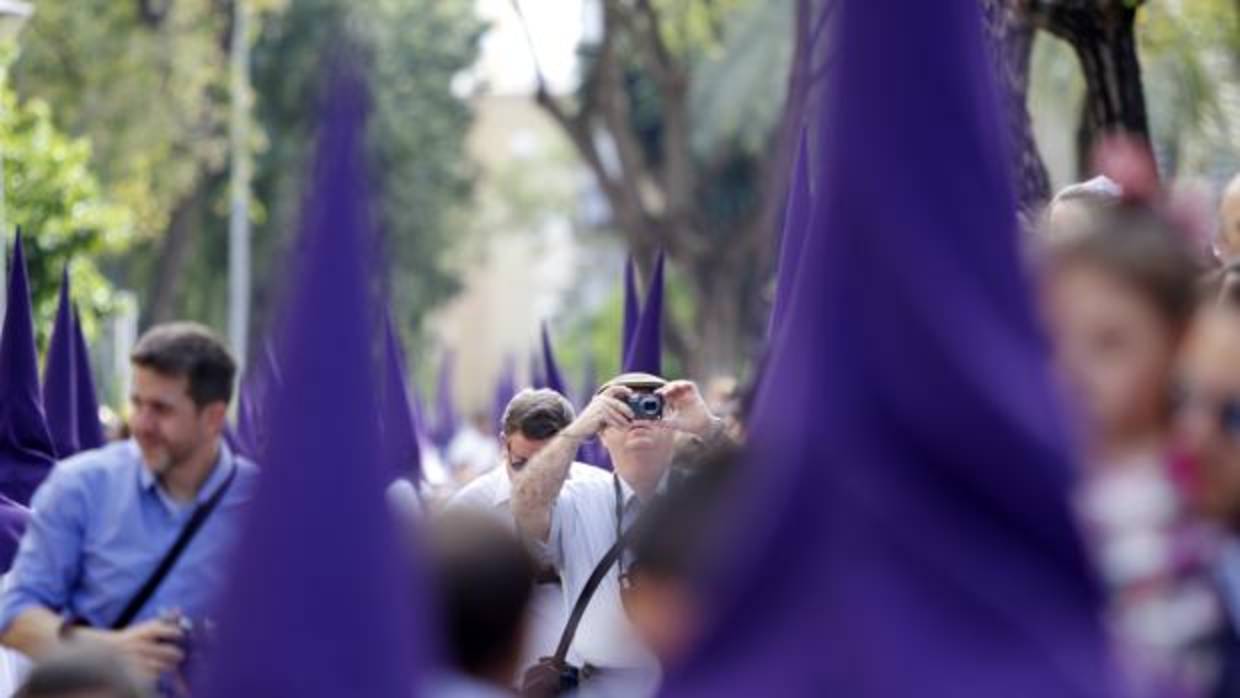 Nazarenos de la cofradía del barrio de Pino Montaño