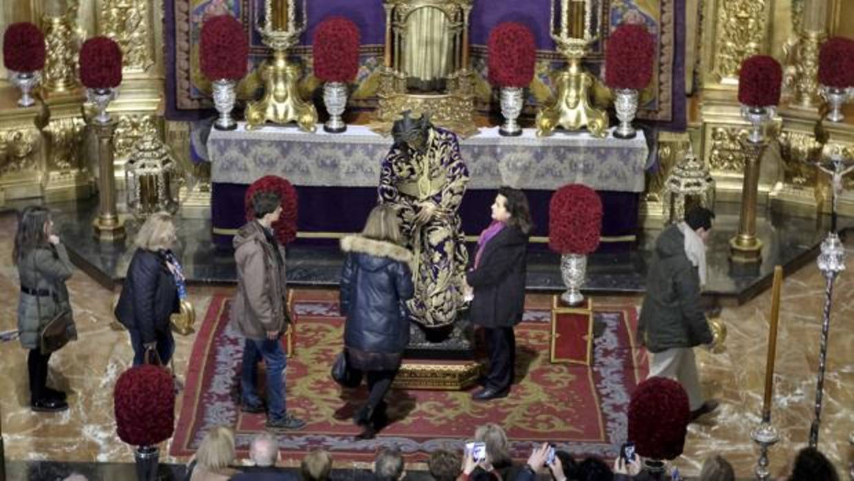 Besamanos del Señor del Gran Poder, en su basilica de San Lorenzo