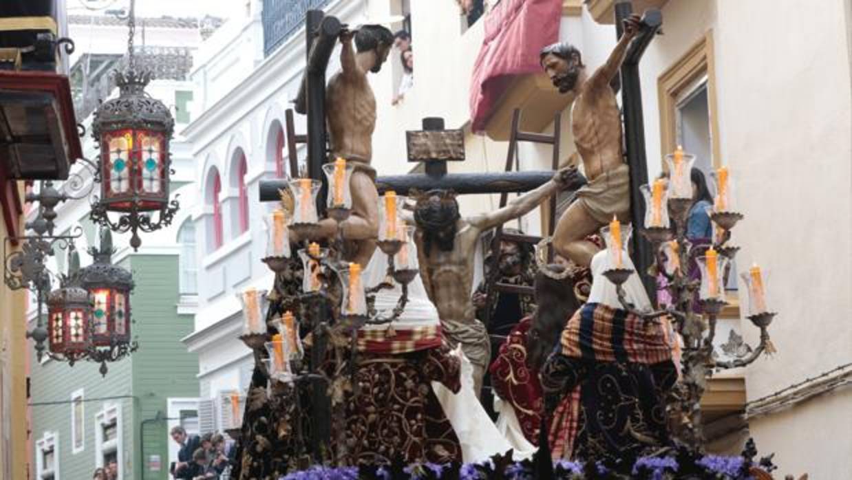 El creyente guarda compostura desde el Viernes Santo por la muerte de Cristo