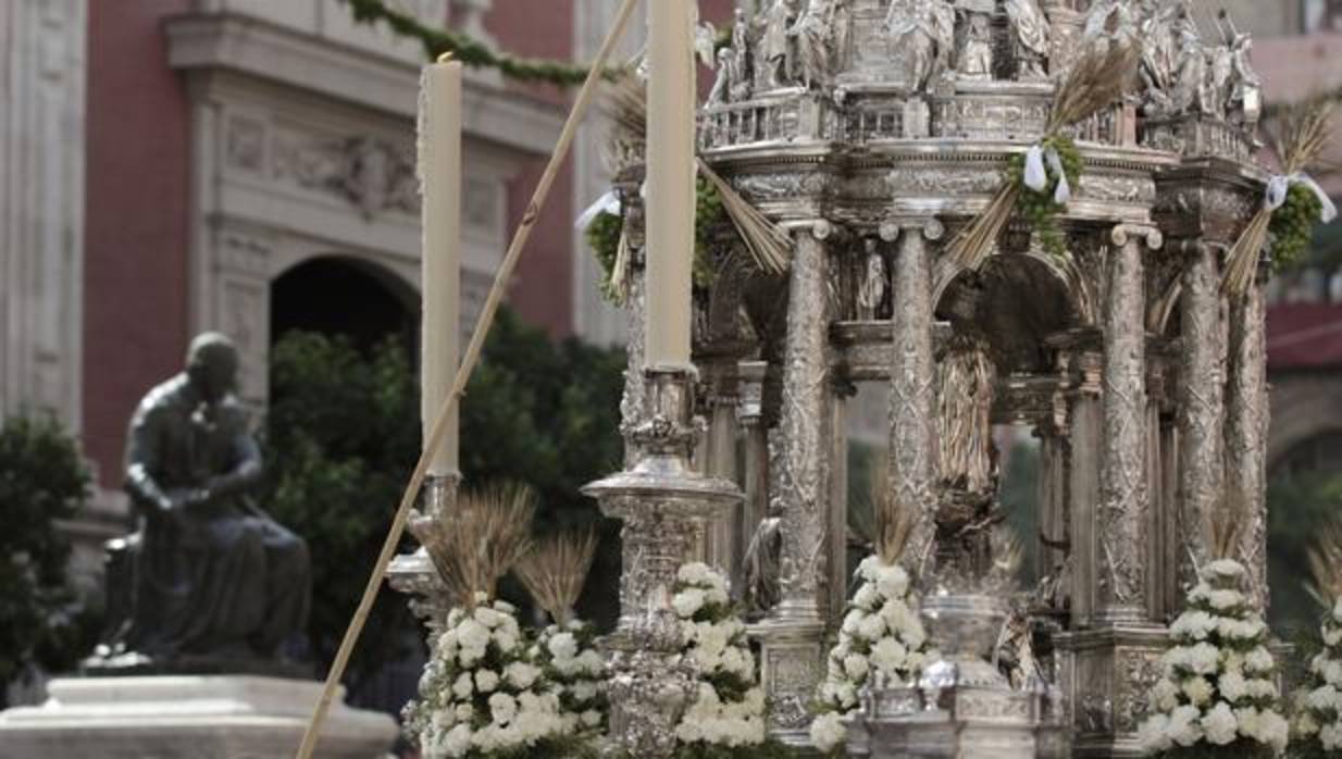 La procesión del Corpus, a su paso por la plaza del Salvador
