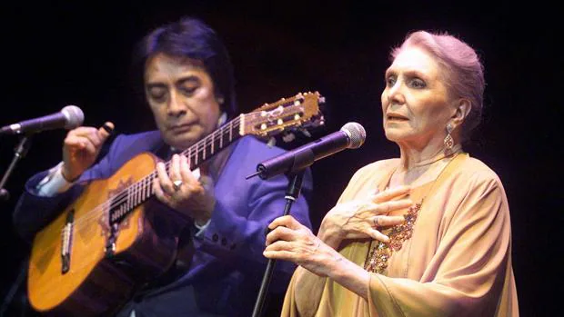 María Dolores Pradera, durante una actuación