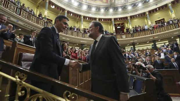 Rajoy y Pedro Sánchez estrechan sus manos tras la moción de censura