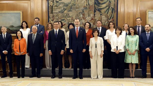 Los nuevos ministros, acompañados del Rey Felipe Felipe VI (c), y el presidente del gobierno Pedro Sánchez