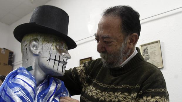 Manolo Torres, uno de los sastres históricos del Carnaval de Cádiz, alma del coro de la Viña.