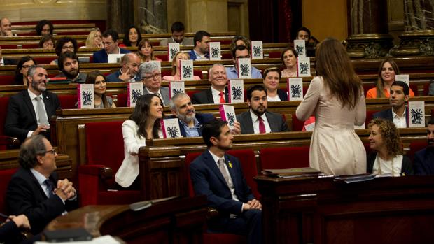 La turba y el cazuelón de fideos