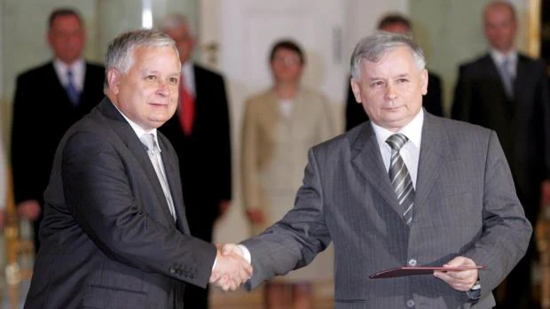 Los hermanos Lech y Jaroslaw Kaczynski, miembros del partido «Ley y Justicia»