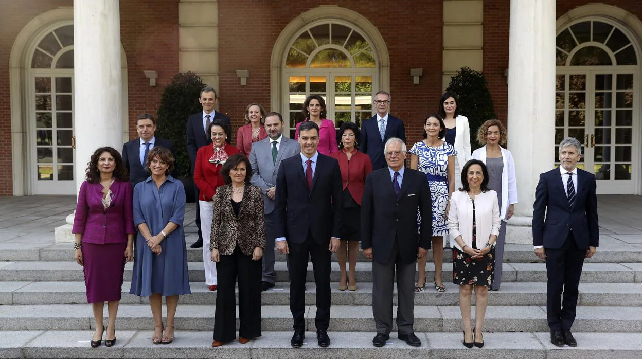 Pedro Sánchez acompañado de todo su gabinete