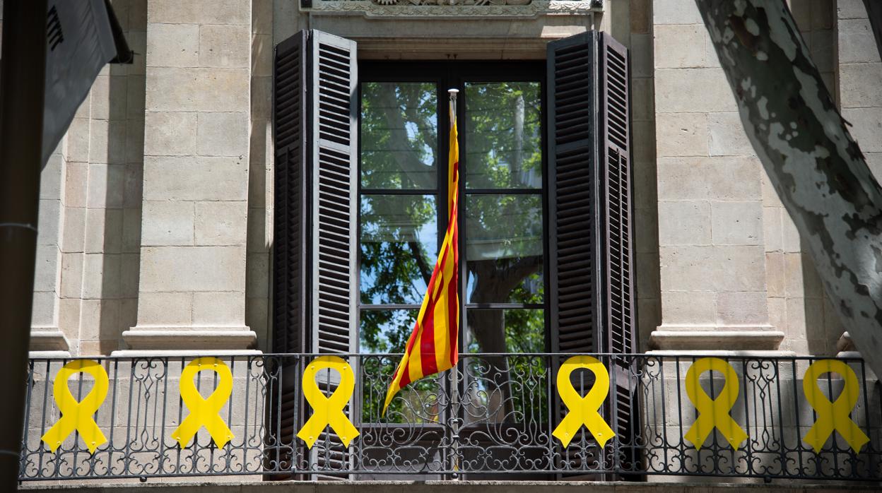 El balcón de la Consejería de Cultura luce lazos amarillos como reivindicación por la liberación de los presos independentistas