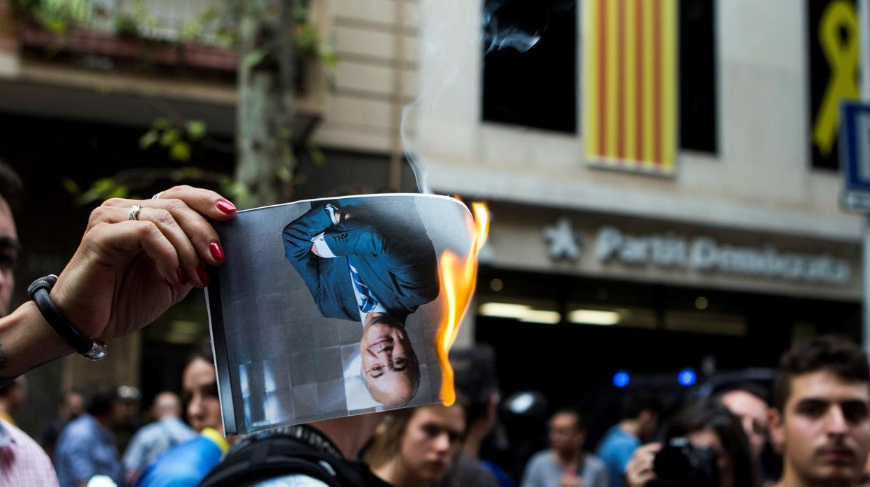 Los CDR queman retratos del juez Llarena frente a la sede del PDeCAT este martes en Barcelona