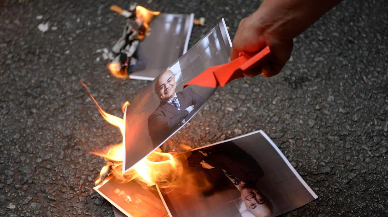 Manifestantes queman el retrato del juez Pablo Llarena este jueves en Barcelona
