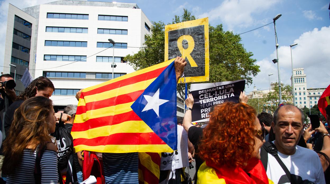 Acto de homenaje a las víctimas del 17-A en la Plaza de Catalunya, Barcelona