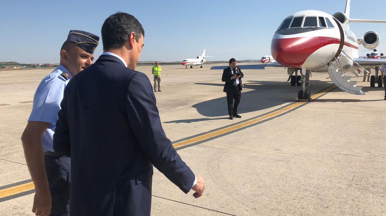 El presidente Pedro Sánchez se dirige al avión Falcon para el traslado de autoridades este julio