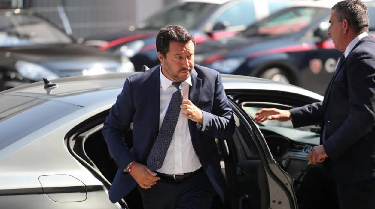 El ministro del Interior italiano, Matteo Salvini, llegando al funeral de Estado de las víctimas del colapso del puente de Morandi, en el recinto ferial y de exposiciones de Génova,