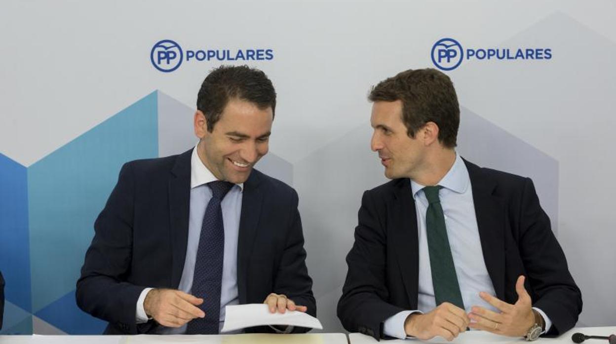 Pablo Casado, presidente del Partido Popular, con el secretario general de su formación, Teodoro García Egea, a la izquierda