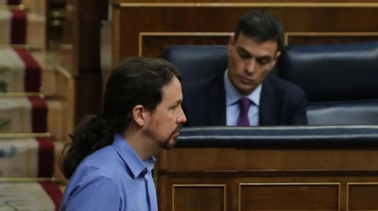 Pedro Sánchez, presidente del Gobierno, y Pablo Iglesias, líder de Podemos, en el Congreso de los Diputados