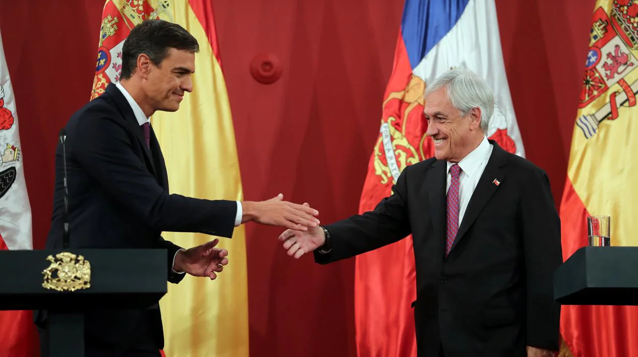 Pedro Sánchez estrecha la mano del presidente de Chile, Sebastián Piñera