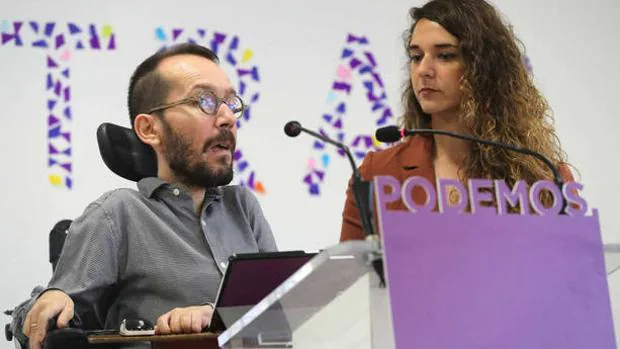 Pablo Echenique, junto a la diputada por Cádiz en el Congreso, Noelia Vera