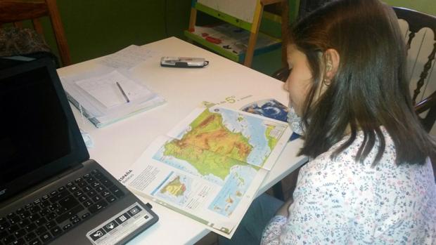 Una alumna estudiando el mapa de España